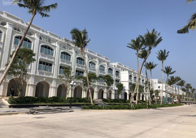 Bán khách sạn 66 phòng trung tâm Phú Quốc, cách biển 350m, hai mặt tiền đường 19m, bàn giao ngay