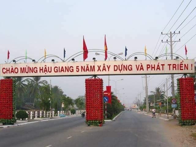 Ngay tại Thành Phố VỊ THANH - Mặt tiền Trần Hưng Đạo sở hữu nhà phố 2 lầu có thể trả góp 0 lãi suất