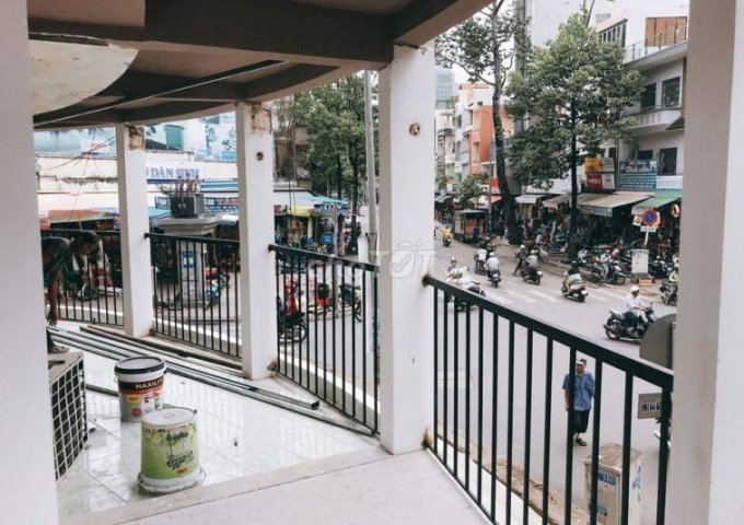 Cho thuê mặt bằng góc hai mặt tiền đường Yersin - Nguyễn Công Chứ, phường Cầu Ông Lãnh, Quận 1.