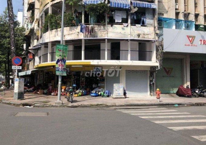 Cho thuê mặt bằng góc hai mặt tiền đường Yersin - Nguyễn Công Chứ, phường Cầu Ông Lãnh, Quận 1.