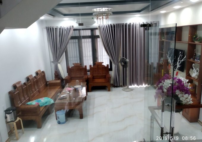 Cần bán nhà đẹp lung linh khu hoàn cầu Nguyễn Văn Linh, Quận 7, Dt 5x18m, 3 lầu, sân thượng. Giá 13,5 tỷ