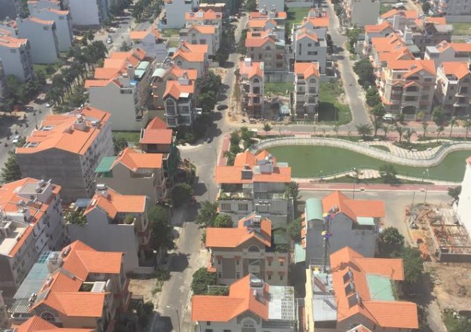 Bán đất lô góc Tân Phong Q7 DT 10x21m sổ đỏ đường xe hơi vị trí rất đẹp giá 63tr/m2. LH: 0907008897