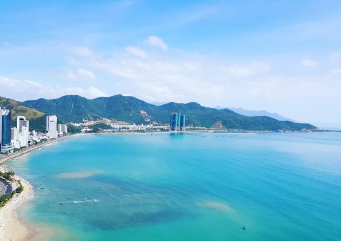 Ngắm bình minh trên vịnh Nha Trang qua ban công nhà bạn từ căn hộ Marina Suites.