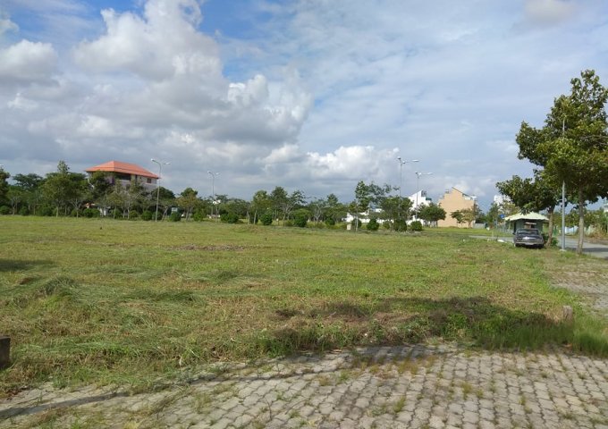 Cần bán miếng đất nằm tại đường thông ra đường Nguyễn Lương Bằng trong khu ADC - Tel : 0931104102
