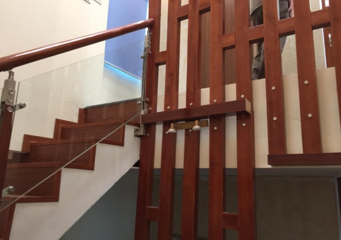 Cho thuê nhà riêng Phố Trạm, Long Biên nhà mới xây 5 tầng có thang máy phù hợp làm văn phòng, công ty, TT ngoại ngữ,....