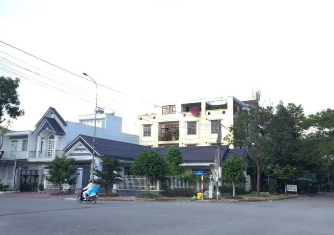 Bán khách sạn 1 trệt 3 lầu đường Nguyễn Thị Sáu khu dân cư 586 - DTSD 1000m2 - Hướng Tây Bắc - Giá 10 tỷ 500 triệu