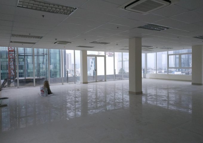 Cho thuê văn phòng 84 m2 tại trung tâm thành phố, gần CV phần mềm. Lh: 0915 892 573