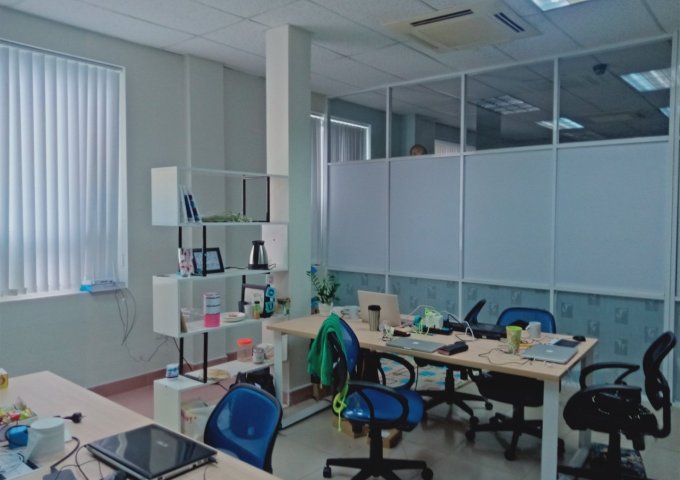 Cho thuê văn phòng tầng 3 đường Trần Quốc Toản- Đà Nẵng, giá 8.2tr/ tháng. Liên hệ My 0904593628 để xem văn phòng.