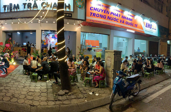 Cho thuê nhà làm Café mặt phố Hoàng Văn Thái: 90m2, mặt tiền 6m.