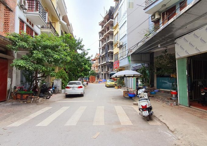 Bán nhà mặt phố Yên Xá, giáp với đường Chiến Thắng,ô tô cất trong nhà, đường 8m, có vỉa hè, khu kinh doanh tốt