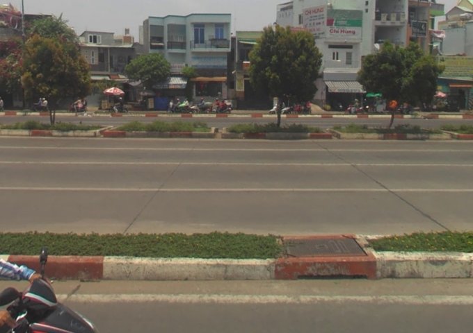 Cần tiền bán gấp nhà đường Phạm Văn Đồng, quận Gò Vấp, DT: 12x20m, giá 13,5 tỷ