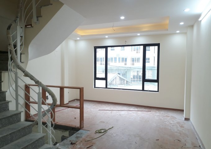 Bán nhà mới 4 tầng cạnh UBND p. Thượng Thanh giá 2,35 tỷ vừa hoàn thiện