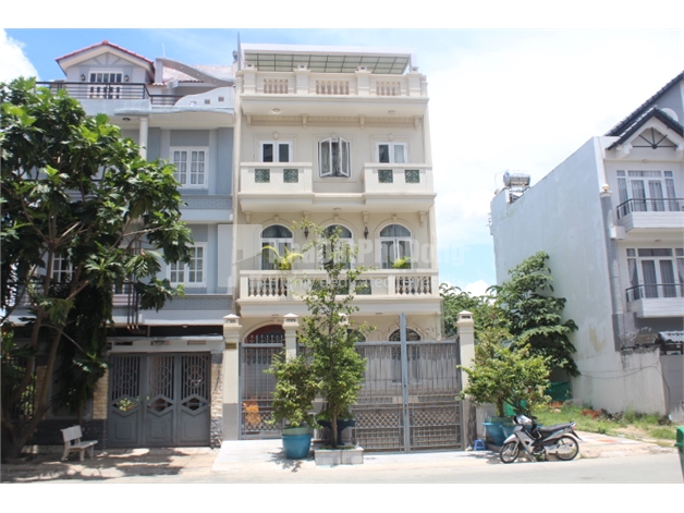Bán nhà villa ngay đường Quốc Hương, Thảo Điền DT 7x20m; Trệt - 2 lầu ST gara. Giá 22.5 tỷ bán gấp