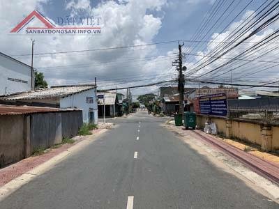 Cần chuyển nhượng lô đất mặt tiền đường nhựa trung tâm thành phố Sadec , tỉnh Đồng Tháp .