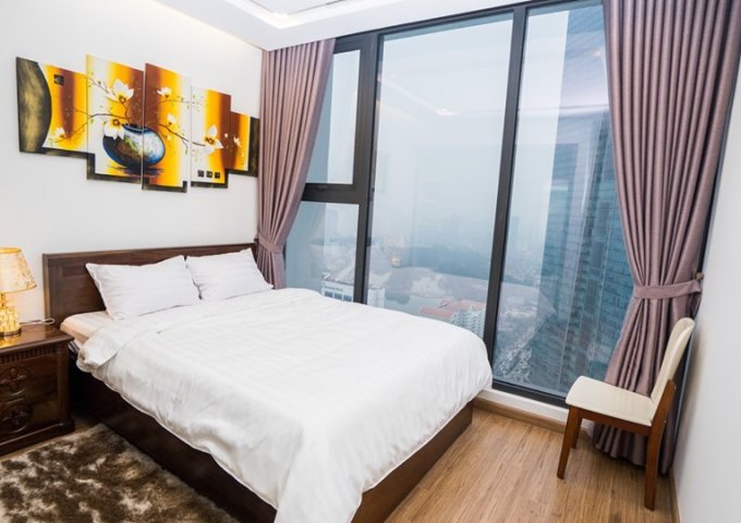 Cho thuê căn góc 131m2 tòa R5 tầng 19 view quảng trường Royal City.  