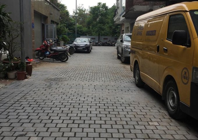 Bán nhà Lê V Lương, 50m2 x 4T xây thô, mt 4m, ô tô vào nhà, 0986397438