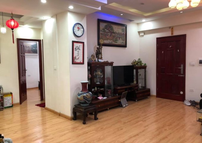 Bán căn hộ tầng trung 3 phòng ngủ, 90m2 tại VP5 Linh Đàm, nội thất đầy đủ đã sửa lại cực đẹp