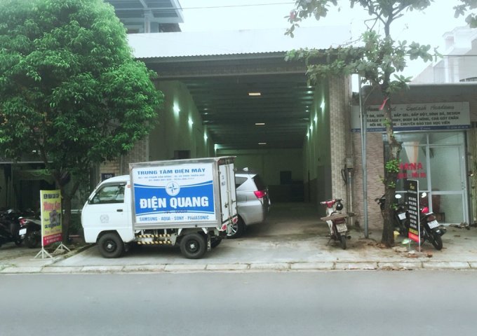 Bán đất 200m2 tặng Nhà kho tại đường Phạm Văn Đồng.