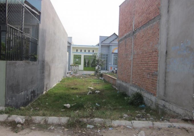 Cần bán lô đất 90m2 mặt tiền đường Lê Lợi - Hóc Môn