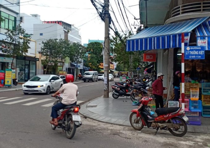 Cần bán dãy nhà phố đang xây MT đường Nguyễn Thái Học, Tôn Đức Thắng Tp. Quy Nhơn