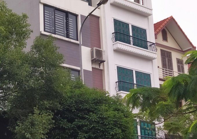 Bán nhà mới xây 4,5 tầng Việt Hưng, Long Biên. Ô tô đỗ cạnh nhà.