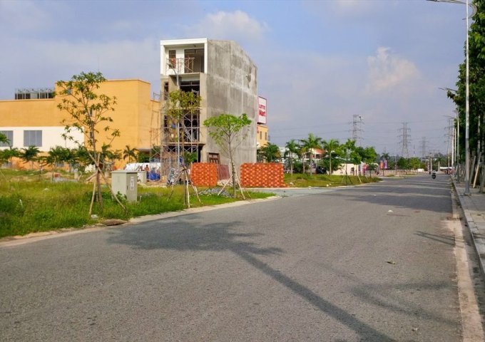 Sang gấp lô đất 90m2 ở Trần Văn Giàu, Bình Tân, đường nhựa 20m, giá 3,3 tỷ có sổ. LH 0931618602