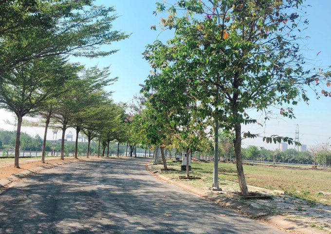 Bán đất Tân Cảng Phú Hữu Q9, mặt tiền view sông , 85m2, giá chỉ 2.85 tỷ. LH : 0938123949