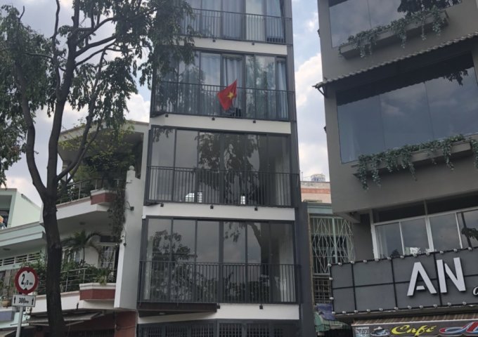 Cho thuê nhà mặt tiền Trương Định Quận 3. DT 4.2x26, 3 lầu ST mới giá thuê 5500$/tháng