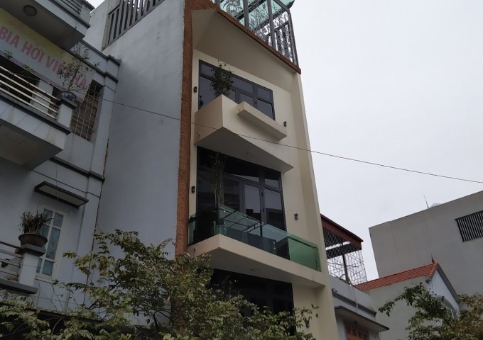 Nhà mới giáp KĐT Việt Hưng 4,5 tầng. Ngõ rộng ô tô đỗ gần nhà.