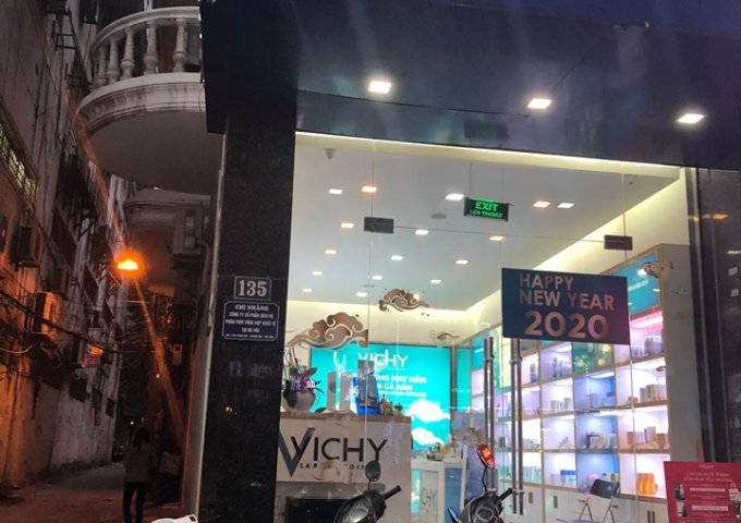 Cho thuê nhà mặt phố Thái Hà số 135, nhà 2 mặt tiền rất thuận tiện kinh doanh