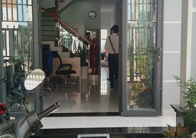 Ông a cần vốn đầu tư cần bán căn nhà ở Khu 3, Nguyễn Thị Minh Khai, Phú Hoà