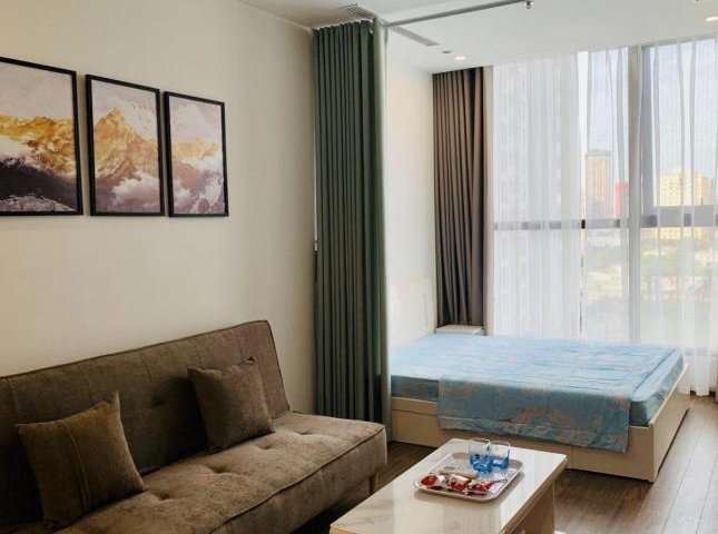 Căn hộ thuộc chung cư cao cấp Mandarin đường Hoàng Minh Gíam.  Diện tích căn hộ 140m2, thiết kế 3 phòng ngủ, 1 phòng khách, 1 bếp.  Nội thất trong căn