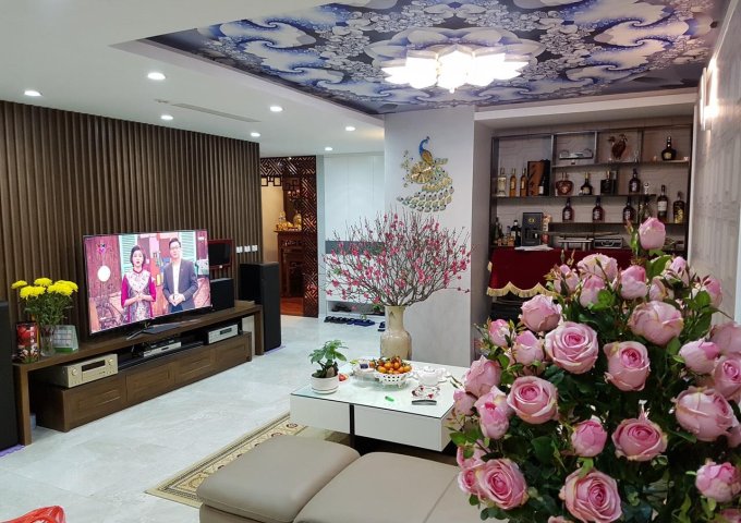 Chính chủ cần bán gấp căn hộ 4 PN diện tích 175m tại 62 Nguyễn Huy Tưởng.