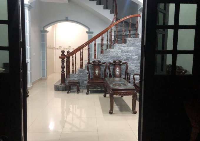 Cho thuê nhà riên Ngọc Thụy 3 tầng 3 ngủ ngõ Ô TÔ .Ngay cạnh MIPEC Long Biên, Hà Nội