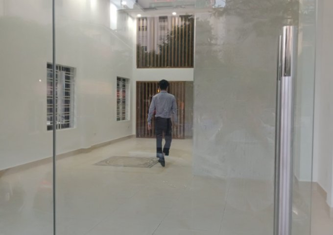 Cho thuê nhà mới đẹp thông sàn, thang máy, điều hòa, ngõ 180 Trần Duy Hưng. DT 65m, 5t, mt 6m. 22tr