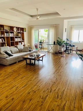 Cần bán CH chung cư N105 Nguyễn Phong Sắc, căn góc 133m2:3PN, 2VS, full NTCC, gỗ tự nhiên 100%. Giá bán 3,5 tỷ. LH: 0979978194/0916874128