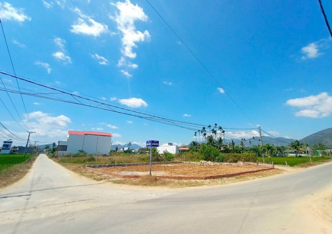 Cần Bán Lô Góc Hiếm 3 Mặt Tiền Đường Lớn: Lầu Ông Huyện và đường Đầu Cầu cực đẹp.