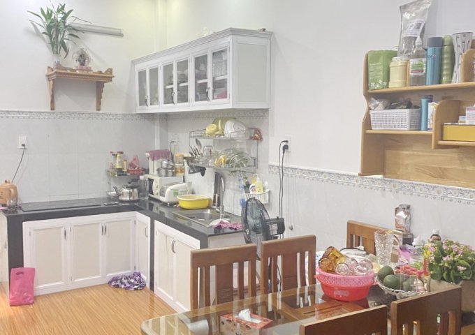 Bán gấp nhà mặt tiền hẻm 333 đường Bến Văn Đồn Phường 1 Quận 4