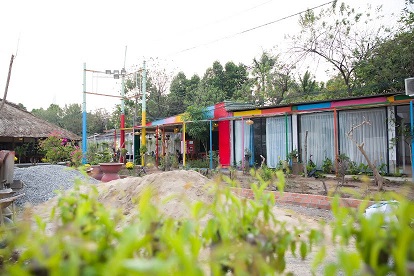 Cần Bán đất mặt tiền sông xã Phú Đông, có nhà vườn kèm theo, sân vườn và hồ cá.