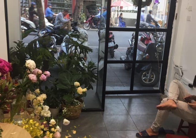 Bán nhà mặt phố Đê La Thành, Ba Đình 30m2, 5 tầng, giá 7 tỷ.Kinh doanh mọi loại hình.