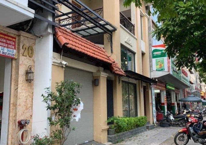 Nhà mặt phố Trương Công Giai diện tích 138m, đường lớn, vỉa hè rộng, mặt tiền hơn 10m.