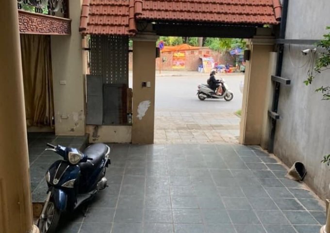 Nhà mặt phố Trương Công Giai diện tích 138m, đường lớn, vỉa hè rộng, mặt tiền hơn 10m.