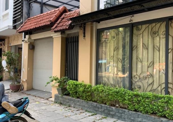 Nhà mặt phố Trương Công Giai diện tích 138m, đường lớn, vỉa hè rộng, mặt tiền hơn 10m.