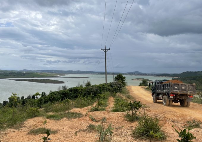B18. CẦN BÁN LÔ ĐẤT MẶT TIỀN ĐƯỜNG BÊ TÔNG 300M X 100M = 3 HECTA PHÍA SAU GIÁP NƯỚC. VIEW HỒ THUỶ ĐIỆN ĐẠI NINH (NHÌN TỪ TRÊN CAO XUỐNG). TÀ HINE– ĐỨC TRỌNG- LÂM ĐỒNG