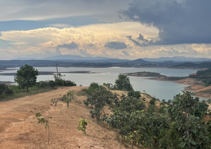 B18. CẦN BÁN LÔ ĐẤT MẶT TIỀN ĐƯỜNG BÊ TÔNG 300M X 100M = 3 HECTA PHÍA SAU GIÁP NƯỚC. VIEW HỒ THUỶ ĐIỆN ĐẠI NINH (NHÌN TỪ TRÊN CAO XUỐNG). TÀ HINE– ĐỨC TRỌNG- LÂM ĐỒNG