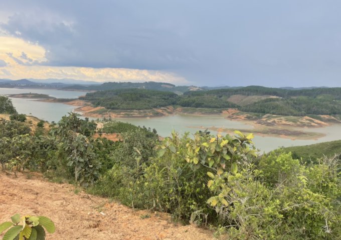 B18. CẦN BÁN LÔ ĐẤT MẶT TIỀN ĐƯỜNG BÊ TÔNG 300M X 100M = 3 HECTA PHÍA SAU GIÁP NƯỚC. VIEW HỒ THUỶ ĐIỆN ĐẠI NINH (NHÌN TỪ TRÊN CAO XUỐNG). TÀ HINE– ĐỨC TRỌNG- LÂM ĐỒNG