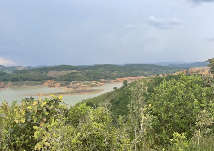 B18. CẦN BÁN LÔ ĐẤT MẶT TIỀN ĐƯỜNG BÊ TÔNG 300M X 100M = 3 HECTA PHÍA SAU GIÁP NƯỚC. VIEW HỒ THUỶ ĐIỆN ĐẠI NINH (NHÌN TỪ TRÊN CAO XUỐNG). TÀ HINE– ĐỨC TRỌNG- LÂM ĐỒNG