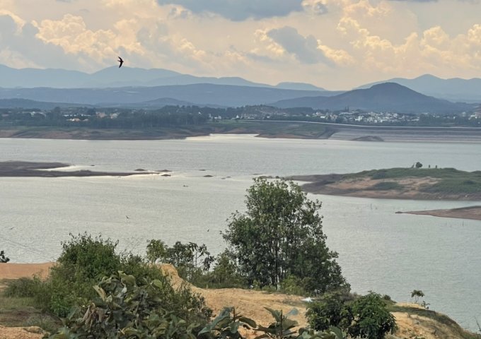 B18. CẦN BÁN LÔ ĐẤT MẶT TIỀN ĐƯỜNG BÊ TÔNG 300M X 100M = 3 HECTA PHÍA SAU GIÁP NƯỚC. VIEW HỒ THUỶ ĐIỆN ĐẠI NINH (NHÌN TỪ TRÊN CAO XUỐNG). TÀ HINE– ĐỨC TRỌNG- LÂM ĐỒNG