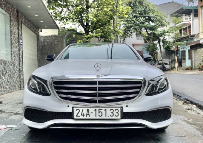 GIA ĐÌNH CẦN BÁN XE MERCEDES E200