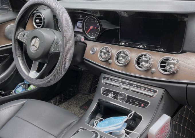 GIA ĐÌNH CẦN BÁN XE MERCEDES E200
